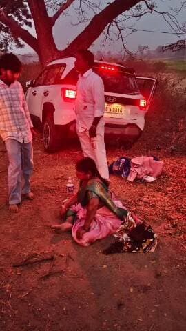 ఖానాపూర్: ఖానాపూర్ మండలం సుర్జాపూర్ గ్రామం వద్ద కారు అదుపుతప్పి చెట్టును ఢీకొన్న ఘటనలో ఇద్దరికీ గాయాలు
