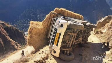 सलूनी: पनिहारका गांव में बीच सड़क पर पलटी पिकअप, बड़ा हादसा टला, खाई में लुढ़कने पर हो सकता था जानमाल का नुकसान