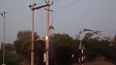 आनंदपुरी: आनंदपुरी में मुख्य दाहोद मार्ग पर ट्रांसफार्मर में लगी आग, सड़क तक फैली चिंगारियां