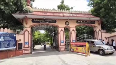 ஸ்ரீவில்லிபுத்தூர்: குடும்ப நல நீதிமன்றத்தில் நீதிபதி மீது அருவாள் வீச்சு நீதிமன்ற வளாகத்தில் பரபரப்பு போலீசார் விசாரணை