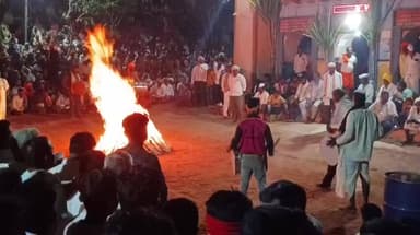 ಅಗ್ಗಿ ಹಾಯ್ದು, ಕಾರಣಿಕ ನುಡಿದ ದಿಗಂಬರೇಶ್ವರ ಪೂಜಾರಿಗಳು..! #ಹನಗಂಡಿ ಗ್ರಾಮದ ಐತಿಹಾಸಿಕ ದಿಗಂಬರೇಶ್ವರ ದೇವಸ್ಥಾನ