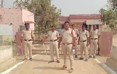 అలంపూర్: అలంపూర్ మున్సిపాలిటీ కేంద్రంలో చైర్మన్ల ప్రమాణ స్వీకారం వద్ద పోలీసులు ప్రత్యేక బందోబస్త్ ఏర్పాటు