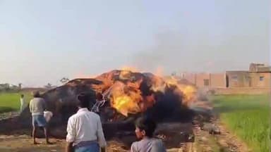 सहार: सात बीघा सपनों की राख, पेरहाप में जलता रहा पुआल, असहाय देखता रहा किसान, किसान को हुई भारी आर्थिक क्षति