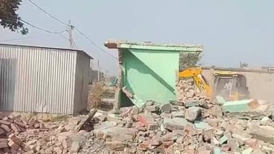 सरैया: सरैया में अतिक्रमणकारियों पर प्रशासन का बुलडोजर, कई घर ध्वस्त