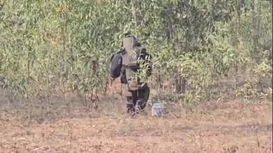 আউশগ্রাম ২: আউশগ্রামের ভূঁয়েরার জঙ্গলে জারভর্তি বোমা! কারা কি উদ্দেশ্যে মজুত করেছিল তা খতিয়ে দেখছে পুলিশ