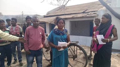 झरिया/जोरापोखर/सिंदरी: वार्ड 46 की पार्षद प्रत्याशी रानी देवी ने चलाया जनसंपर्क अभियान, लोगों का मिला भरपूर समर्थन