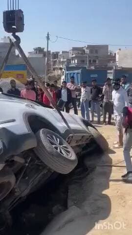 जसराना: भर्रा नाले के पास अनियंत्रित होकर नाली में घुसी कार, कार सवार बाल-बाल बचे