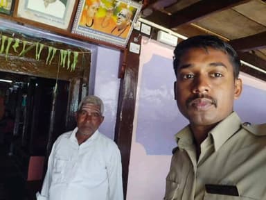 ಕಲಘಟಗಿ: ಪಟ್ಟಣದಲ್ಲಿ ಒಂಟಿಯಾಗಿ ವಾಸಿಸುವ ಹಿರಿಯ ನಾಗರಿಕರು ಹಾಗೂ ಹಿರಿಯ ನಾಗರಿಕ ದಂಪತಿಗಳ ಮನೆಗಳಿಗೆ ಪೊಲೀಸರು ಭೇಟಿ ನೀಡಿ ಅವರ ಯೋಗಕ್ಷೇಮ ವಿಚಾರಣೆ