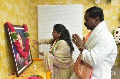 నవాబ్పేట: వికారాబాద్ మున్సిపల్ చైర్మన్గా ఏకగ్రీవంగా ఎన్నికైన 17వ వార్డు కౌన్సిలర్ అనన్య, వైస్ చైర్మన్ గా అర్ద సుధాకర్ రెడ్డి