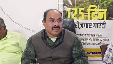 सरैया: सरैया प्रखंड मुख्यालय में कार्यक्रम पदाधिकारी हंसराज ने VB-G RAM-G योजना की जानकारी को लेकर प्रेस कॉन्फ्रेंस की