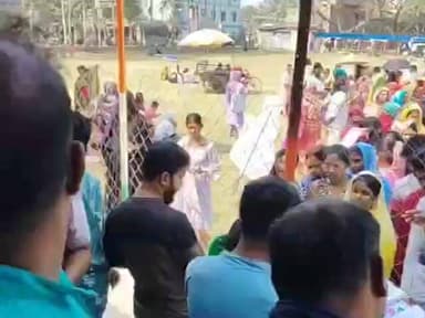 ক্যানিং ২: মুখ্যমন্ত্রী মমতা বন্দ্যোপাধ্যায়ের নয়া প্রকল্প 'যুব সাথী'র ক্যাম্পের প্রথম দিনেই উপচে পড়া ভিড়