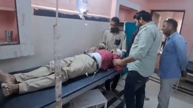 पिड़ावा: शहर की कृषि उपज मंडी के पास खड़े ट्रक से टकराया बाइक चालक, गंभीर हालत में किया गया रेफर