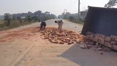 দাসপুর ১: নিমতলা এলাকায় রাজ্য সড়কের ওপর উল্টে গেল ইট ভর্তি ইঞ্জিন ভ্যান, আহত ইঞ্জিন ভ্যানের চালক, ঘটনা স্থলে পুলিশ।