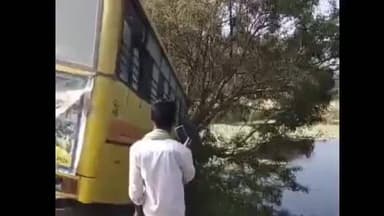 ಅರ್ಕಲ್ಗುಡ್: ಮುಕ್ಕನಹಳ್ಳಿ ಗ್ರಾಮದ ಬಳಿ ಕೆರೆ ಏರಿಯಲ್ಲಿ ಖಾಸಗಿ ಶಾಲಾ ಬಸ್ ಮರಕ್ಕೆ ಡಿಕ್ಕಿ ತಪ್ಪಿದ ಭಾರಿ ಅನಾಹುತ