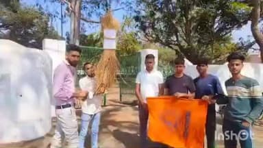 चकाई: राष्ट्रगान के दौरान अनुशासनहीनता का आरोप, एबीवीपी ने चकाई में कुलपति का पुतला फूंका