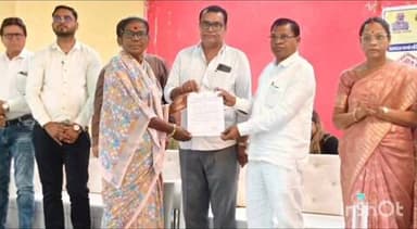 देसाईगंज वडसा: देसाईगंज येथे प्रधानमंत्री आवास योजना (शहरी) टप्पा 2.0 अंतर्गत घरकुल लाभार्थ्यांना पट्टे वाटप