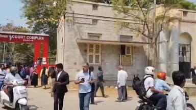 ಮಳವಳ್ಳಿ: ಮಂಡ್ಯ ನಗರದ ಜಿಲ್ಲಾ ನ್ಯಾಯಾಲಯಕ್ಕೆ ಬಾಂಬ್ ಬೆದರಿಕೆ, ಆತಂಕದಿಂದ ಹೊರ ಓಡಿಬಂದ ಸಿಬ್ಬಂದಿ ವಕೀಲರು ಕಕ್ಷಿದಾರರು ಸಾರ್ವಜನಿಕರು