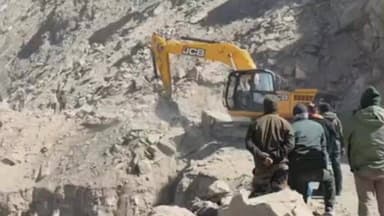 हंगरंग: ज़िले के मलिंग नाला समीप सड़क पर पहाड़ों से गिर रहे पत्थर, सड़क बहाली में BRO की टीम को आ रही दिक्कत