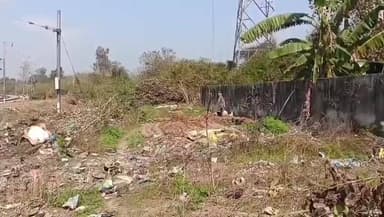 ਪਠਾਨਕੋਟ: ਸੁਜਾਨਪੁਰ ਤੋਂ ਸ਼ੇਖਾ ਮਹੱਲੇ ਅਤੇ ਕਾਲੇ ਚੱਕ ਜਾਣ ਵਾਲੇ ਰੋਡ ਨੂੰ ਰੇਲਵੇ ਵਿਭਾਗ ਵੱਲੋਂ ਕੰਧ ਲਗਾ ਕੇ ਕੀਤਾ ਗਿਆ ਬੰਦ ਲੋਕਾਂ ਨੇ ਕੀਤਾ ਰੋਸ ਪ੍ਰਗਟ