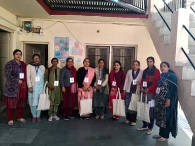 कंडाघाट: नगर पंचायत अर्की क्षेत्र में स्वयं सहायता समूहों ने स्वच्छता को लेकर चलाया जागरूकता अभियान