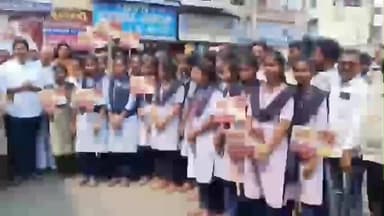 తణుకు: నరేంద్ర సెంటర్లో విద్యార్థులు ప్రైవేట్ కళాశాల యాజమాన్యం కలిసి లోకేష్ చిత్రపటానికి పాలాభిషేకం , పాల్గొన్న ఎమ్మెల్యే