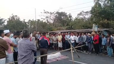 ডুমডুমা: ডুমডুমাৰ ৰজাগড় বাইপাচত মৃতদেহ লৈ ১৫নং ৰাষ্ট্ৰীয় ঘাইপথ অবৰোধ