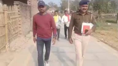 रुन्नी सैदपुर: गाढ़ा में लंबे समय से फरार अभियुक्त के घर बैंड-बाजे के साथ पहुंची पुलिस, लोग हुए हैरान