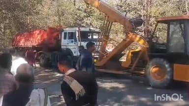 नवा बाज़ार: चेगौना धाम तीखा मोड़ के पास अनियंत्रित होकर पलटा टेलर