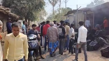 रजौली के अनुमंडलीय अस्पताल के बगल में झाड़ी में लगे आग से फल के कैरेट रखे बंद दुकान में लगी आग, अग्निशमन ने बुझाया