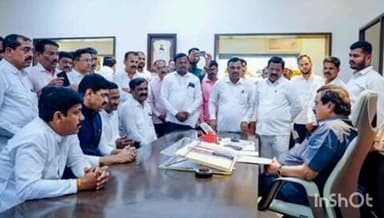 रोहा: गीताबाग कार्यालयात रायगड जिल्ह्यातील बंधू-भगिनी व राष्ट्रवादी परिवाराच्या सदस्यांनी खासदार सुनील तटकरे यांची घेतली भेट