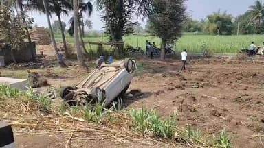 ರಾಯಬಾಗ: ಹಾರುಗೇರಿ ಪಟ್ಟಣದ ಹೊರವಲಯದಲ್ಲಿ ಚಾಲಕನ ನಿಯಂತ್ರಣ ತಪ್ಪಿ ಪಲ್ಟಿಯಾರ ಕಾರು