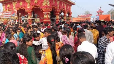 कुरसाकांटा: कुर्साकांटा - महाशिवरात्री पर सुंदरीनाथ धाम मंदिर में जलाभिषेक के लिए श्रद्धालुओं की भीड़ उमड़ पड़ी