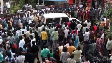 திண்டிவனம்: பாமக நிறுவனர் ராமதாஸ் இல்லம் எதிரே நடனமாட பாமகவினர் முயன்றனர் போலீசார் தடியடி நடத்தி கலைத்தனர் .