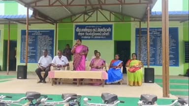 கயத்தாறு: கயத்தாறு வீரபாண்டிய கட்டபொம்மன் பள்ளியில் இலவச மிதிவண்டி வழங்கிய பேரூராட்சி தலைவர்