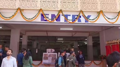 कालकाजी: नेहरू प्लेस में बने 6 मंजिला कार पार्किंग का वीडियो आया सामने, एक बार में 660 गाड़ियाँ हो सकेंगी पार्क