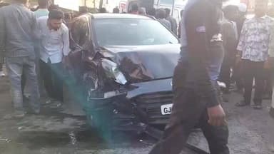 વંથળી: શહેરના આંબેડકર ચોકમાં બેફામ સ્પીડમાં આવતા કાર ચાલકે અકસ્માત સર્જ્યો,3 થી 4 બાઈકોને લીધી અડફેટે,દુકાનમાં પણ નુકશાન