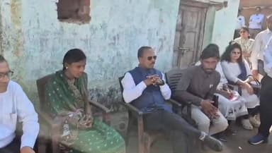 ଖରିଆର: ହାତୀପଡ଼ା ଗ୍ରାମ ଠାରେ ପ୍ରବାସୀ ଶ୍ରମିକଙ୍କୁ ଭେଟିଲେ ନୂଆପଡା ଜିଲାପାଳ