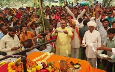 इछावर: जिले के ग्राम ढाबला में माता मंदिर प्राण प्रतिष्ठा कार्यक्रम में उमड़ी भीड़, विधायक प्रतिनिधि भी शामिल