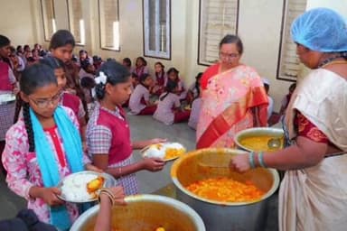 గజ్వేల్: ములుగు మండలం తునికి బొల్లారం కస్తూర్బా గాంధీ బాలికల విద్యాలయంలో మధ్యాహ్న భోజన ప్రక్రియను పరిశీలించిన కలెక్టర్ హైమావతి