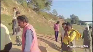 राजापुर: पहाड़ी के अरछा बरेठी नदी के कटान के कारण ध्वस्त हो रही बस्ती को बचाने के लिए DM के आदेश पर XEN ने किया मुआयना