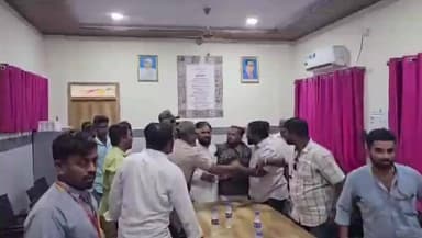 ಜಮಖಂಡಿ: ನಗರದ ತಾಯಿ ಮಕ್ಕಳ ಆಸ್ಪತ್ರೆಯಲ್ಲಿ ಆತ್ಮಹತ್ಯೆಗೆ ಯತ್ನ ಪ್ರಕರಣ, ಆಸ್ಪತ್ರೆಗೆ ಡಿ.ಹೆಚ್.ಓ ಡಾ.ಮಂಜುನಾಥ ಭೇಟಿ