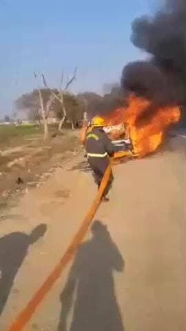 खतौली: मंसूरपुर क्षेत्र के बेगराजपुर हाईवे मार्ग पर चलती कार बनी आग का गोला, कार में सवार 2 लोगों ने कूदकर बचाई जान