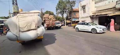 मूंडवा: मूंडवा में पान मेथी परिवहन करने वाली पिकअप वाहन से लगता है जाम