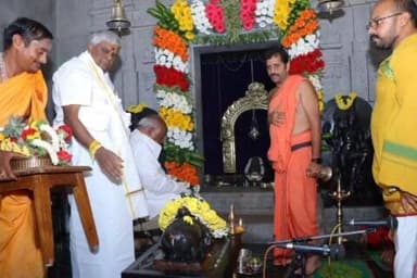 ಹೊಳೆ ನರಸೀಪುರ: ಹರದನಹಳ್ಳಿಯ ಶಿವನ ದೇವರದಲ್ಲಿ ಮಾಜಿ ಪ್ರಧಾನಿ ಹೆಚ್ ಡಿ ದೇವೇಗೌಡ ಅವರಿಂದ ವಿಶೇಷ ಪೂಜೆ