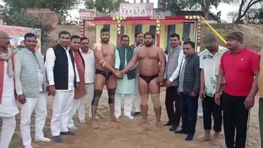 चकरनगर: सिद्धनाथ बाबा मंदिर पर विभिन्न राज्यों के पहलवानों ने दिखाए दांव-पेंच, पहले दिन की आखिरी कुश्ती बराबरी पर रही