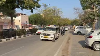 जनता को सुरक्षा, शांति और #जोधपुर_पुलिस पर विश्वास का भाव और अधिक मजबूत करने की दिशा में श्री ओम प्रकाश पुलिस आयुक्त जोधपुर के निर्देशानुसार,आयुक्तालय क्षेत्र में निकाला गया पैदल रूट मार्च...
#राजस्थान_पुलिस — भरोसे के साथ, सुरक्षा