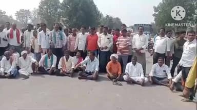 వర్ని: యూరియా ఆన్లైన్ బుకింగ్ విధానాన్ని రద్దు చేయాలని మోస్రా లో రోడ్డెక్కిన రైతన్నలు