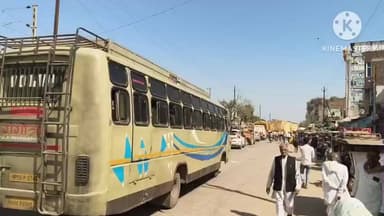 कैलारस: पहाड़गढ़ रोड तिराहे पर ट्रक के टायर फटने से लगा जाम, एंबुलेंस और स्कूली वाहन भी फंसे