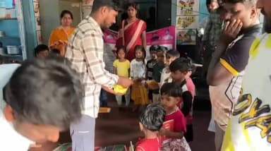 ಮೊಳಕಾಲ್ಮುರು: ಚಾಲೆಂಜಿಂಗ್ ಸ್ಟಾರ್ ದರ್ಶನ್ ಹುಟ್ಟುಹಬ್ಬದ ಪ್ರಯುಕ್ತ ತುಮೂಕೂರ್ಲಹಳ್ಳಿ ಗ್ರಾಮದಲ್ಲಿ ಅಭಿಮಾನಿಗಳಿಂದ ಮಕ್ಕಳಿಗೆ ಮೊಟ್ಟೆ ಬಾಳೆಹಣ್ಣು ವಿತರಣೆ