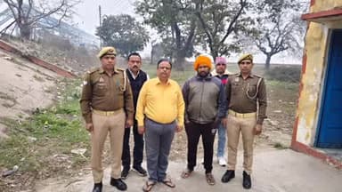 जानसठ: रामराज के गंगा बैराज पर मछलियों को दाना डालते समय एक शख्स का पैर फिसला, पुलिस ने डूबते हुए बचाया